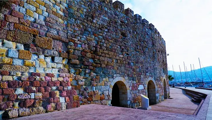FOÇA’DA BEŞ KAPILAR KALESİ TURİSTLERİN İLGİSİNİ ÇEKİYOR