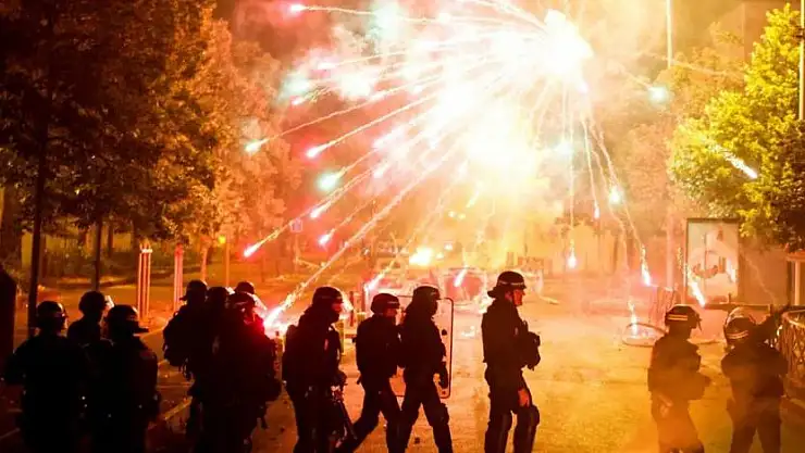 Fransa’da protesto korkusu Bastille Baskını yıldönümü yaklaşırken havai fişek satışı yasaklandı