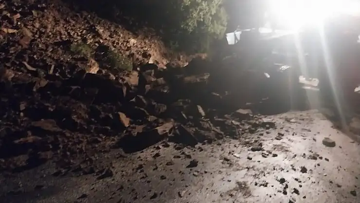 GÖLCÜK YOLUNDA AŞIRI YAĞIŞLARDAN DOLAYI GÖÇÜK YAŞANDI