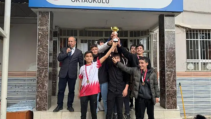 Hatipoğlu Mustafa Erdem Ortaokulu Güreş Takımı, Ödemiş’te Yıldızlarını Parlatarak İlçe 2.’si Oldu!