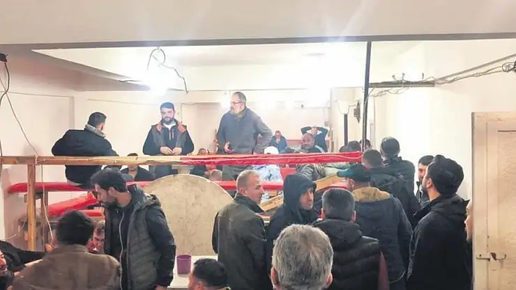 Hayvan değil parasını koruyormuş!