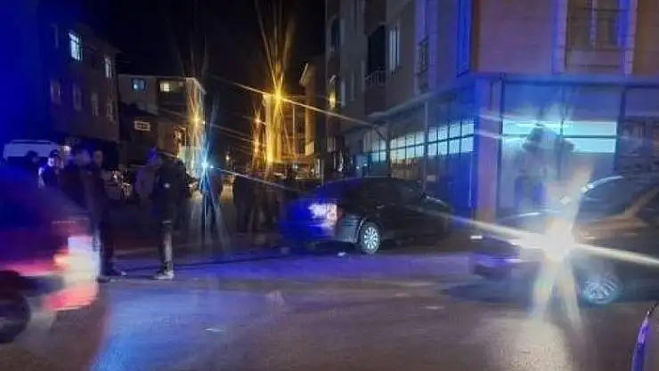 İki araç markete girdi