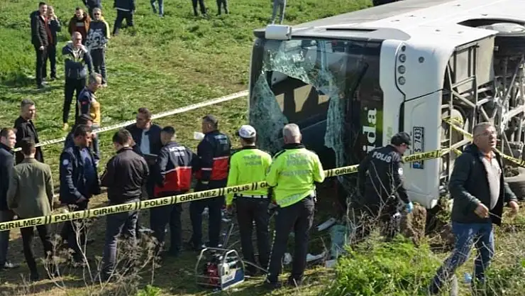 İşçi dolu servis aracı şarampole uçtu! Ölü ve yaralılar var