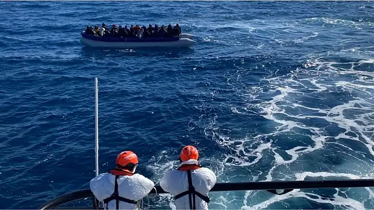 İZMİR AÇIKLARINDA 62 DÜZENSİZ GÖÇMEN KURTARILDI