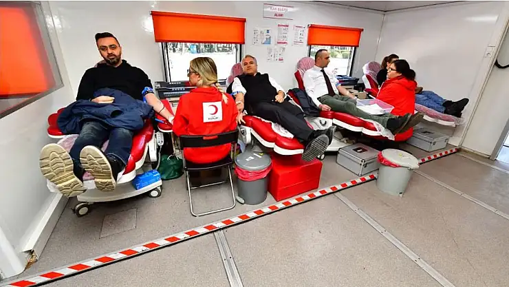 İZMİR BÜYÜKŞEHİR BELEDİYESİ PERSONELİ DEPREMZEDELER İÇİN KAN BAĞIŞI YAPTI