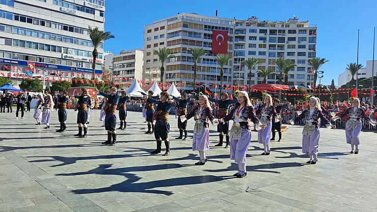 İzmir'de 29 Ekim Cumhuriyet Bayramı Coşkuyla Kutlandı