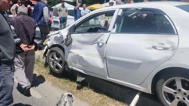 İzmir'de Feci Kaza: Otomobil ile Motosiklet Çarpıştı, 1 Kişi Hayatını Kaybetti