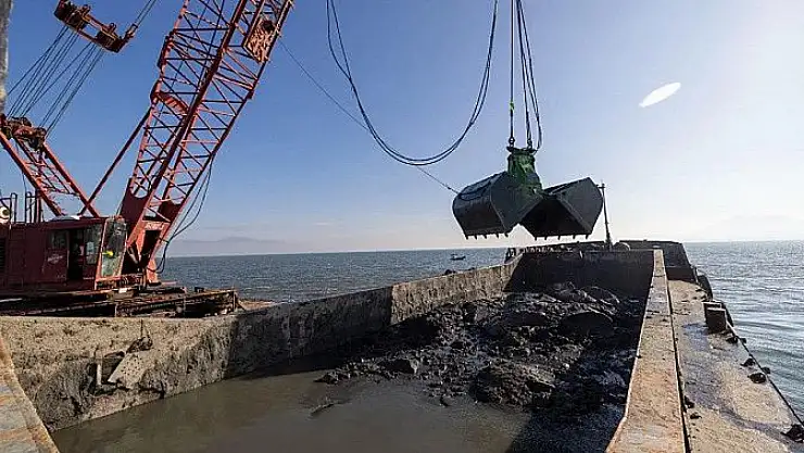 İzmir Körfezi'nde Temizlik 85 Bin Ton Çamur Çıkarıldı
