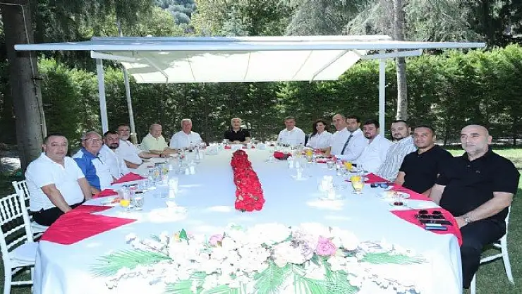 İzmir Spor Kulüpleri Briliği Vakfı’nın yönetimiyle bir araya geldi.