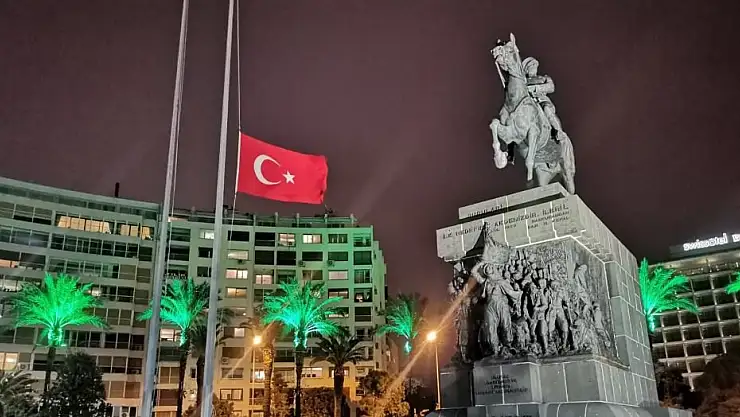 İZMİR'DE BAYRAKLAR YARIYA İNDİRİLDİ