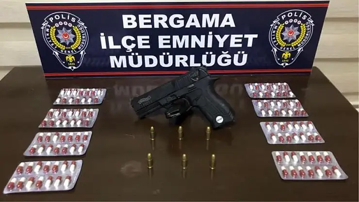 İZMİR’DE DURDURULAN ARAÇTAN SENTETİK HAP VE SİLAH ÇIKTI