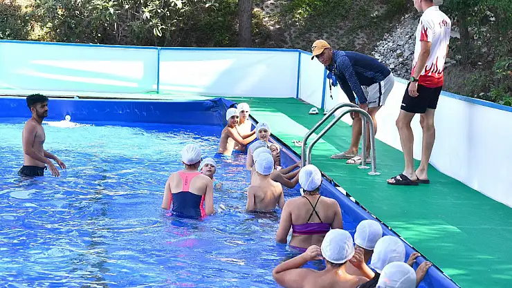 İzmir'de havuzlar kuruldu çocuklar mutlu