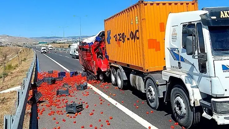 İzmir’de kamyon tıra arkadan çarptı: 1 ölü