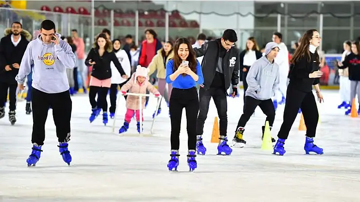 İZMİR'DE KARNEYİ ALAN BUZ PİSTİNE KOŞTU