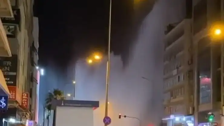İzmir’de su borusu patladı, caddeler göle döndü