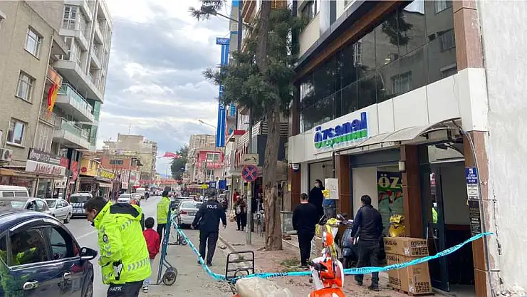 İZMİR’DE ÜZERİNE AĞAÇ DALI DÜŞEN KADIN YARALANDI