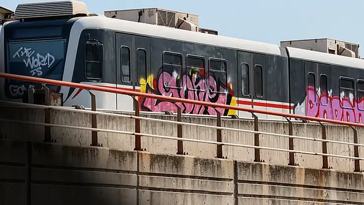 İzmir’deki Grevdeki Metro Vagonlarına Sprey Boya İle Grafiti Yapıldı