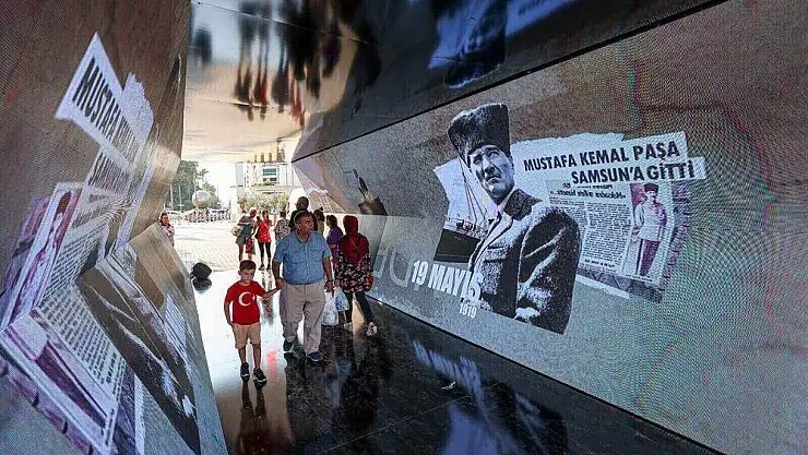 İzmirliler 92. İEF'de Ata'ya akın etti