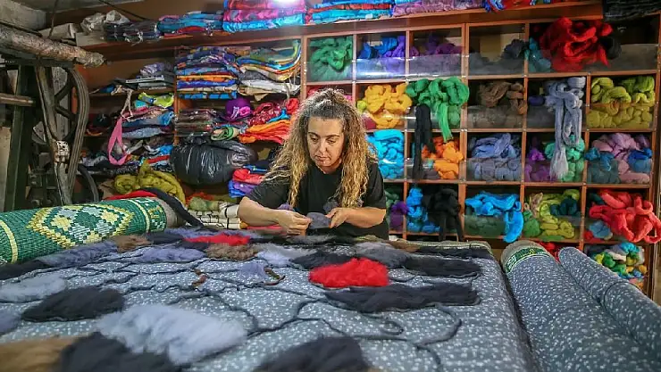 Kadın usta keçeden yaptığı ürünleri meraklılarına ulaştırıyor