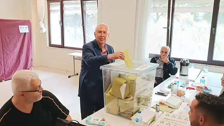 Karabağlar Belediye Başkanı Muhittin Selvitopu ve Eşi Oy Kullandı