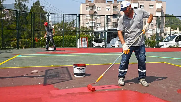 Karabağlar'ın parkları renkleniyor