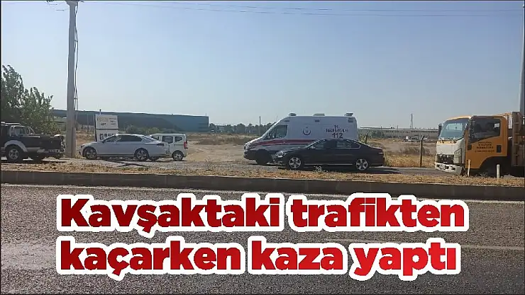 Kavşaktaki trafikten kaçarken kaza yaptı