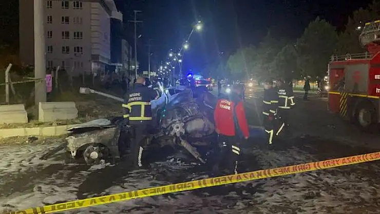 Kaza yapan otomobil alev topuna döndü