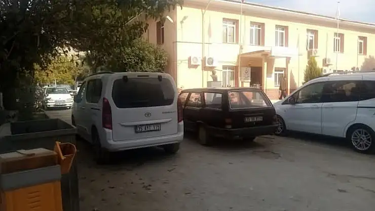 Kiraz Aile Sağlığı Merkezi'nin Girişi Araçlar Tarafından Kapatıldı