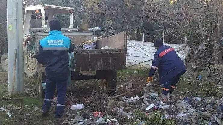 Kiraz Belediyesi Merkez Mahallelerde Enkaz Temizliği Çalışmalarına Devam Ediyor