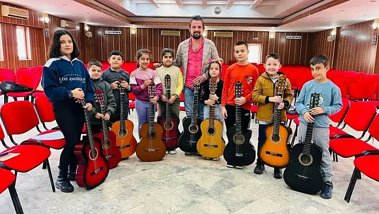 Kiraz Belediyesi'nden Çocuklara Ücretsiz Gitar Kursu