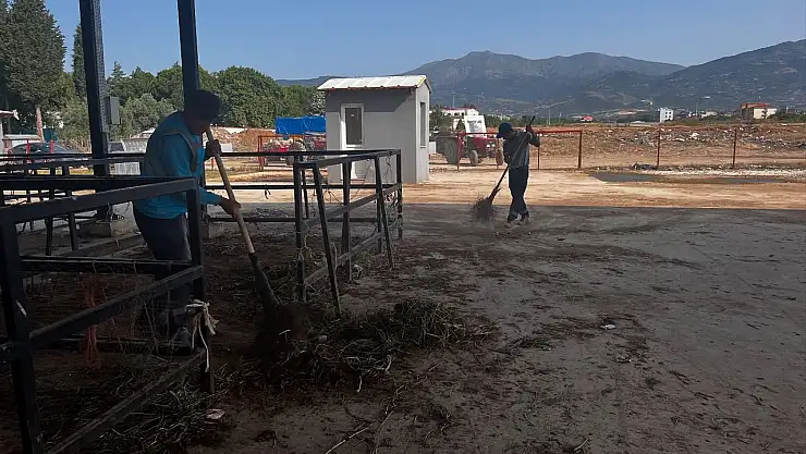 Kiraz Belediyesi'nden Hayvan Pazarında Temizlik Çalışması