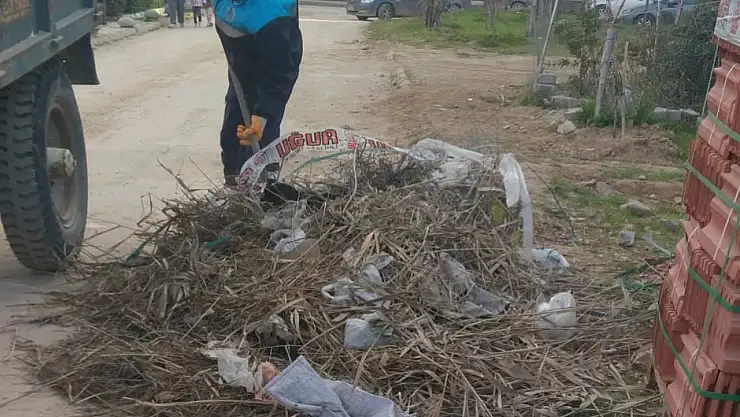 Kiraz Belediyesi'nden Merkez Mahallelerde Temizlik Çalışması