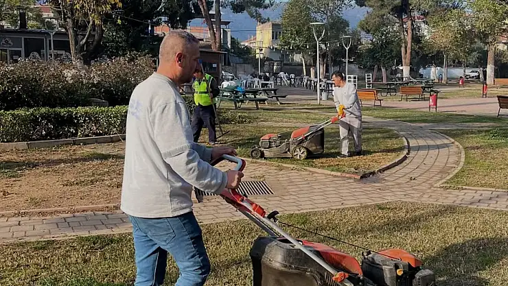 Kiraz Belediyesi, Şehit Birol Uysal Parkı ve Atatürk Anıtı Çevresinde Kapsamlı Bakım Çalışması Gerçekleştirdi