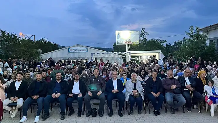 Kiraz'da Mezuniyet Coşkusu: Müdür Mehmet Ak Öğrencilerin Sevincine Ortak Oldu