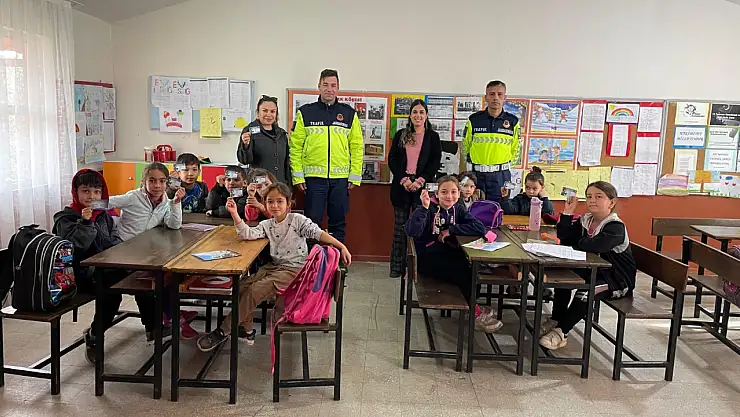 Kiraz'da Minik Öğrencilere Jandarmadan Trafik Eğitimi