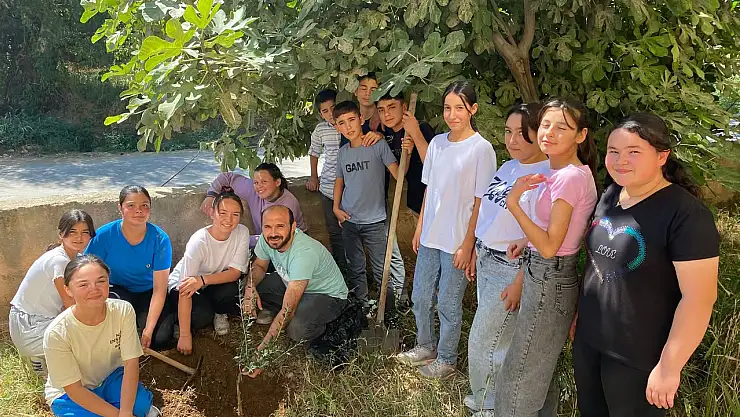 Kiraz'da Yeni Eğitim Yılı Fidan Dikimiyle Başladı