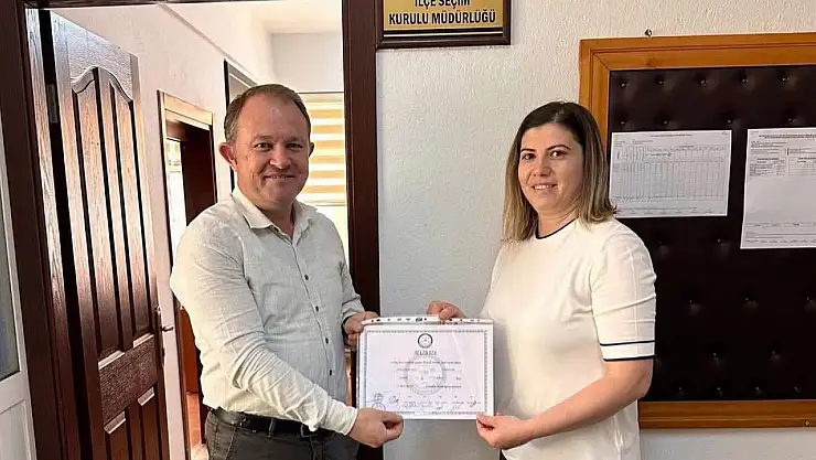 Kiraz'ın İlk Seçilmiş Kadın Muhtarı Nihal Topsakal Mazbatasını Aldı