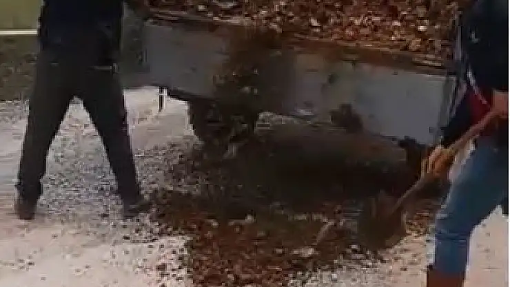 Kiraz Sarısu mahallesi Eğridere yolunu vatandaş kendi imkanlarıyla yapıyor