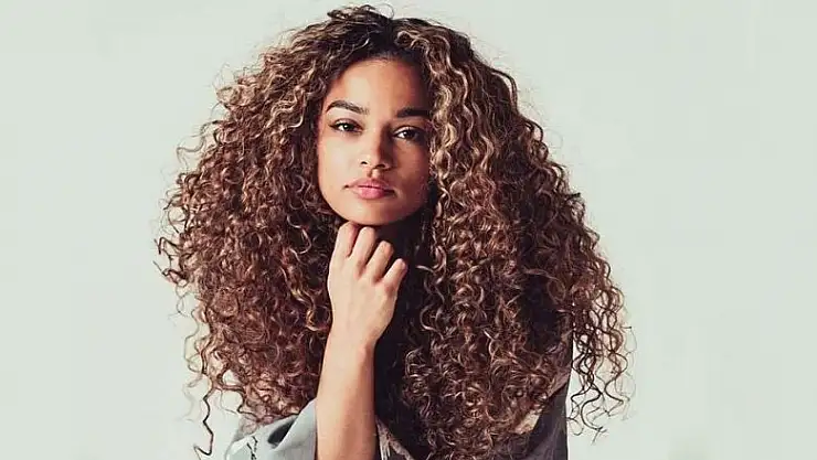 Kıvırcık saçlar doğal yoldan nasıl şekillendirilir?