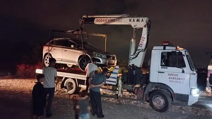 Kocaeli’nde Lüks Cip Kaza Yaptı: Sürücü Araçta Sıkıştı, İtfaiye Kurtardı”