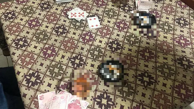 Kumar oynarken jandarmaya yakalandılar