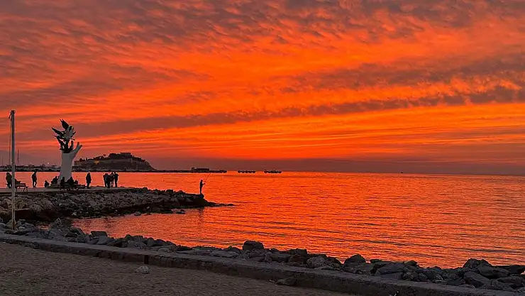 Kuşadası’nda muazzam bir gün batımı