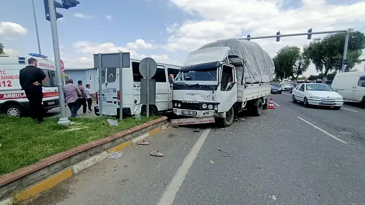 Nazilli’de minibüs ile kamyonet çarpıştı: 9 yaralı