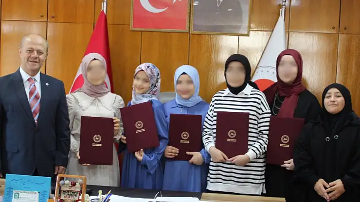 Ödemiş Aziz Tepe Kız Hafızlık Kur'an Kursu Öğrencilerine Hafızlık Belgesi Takdim Edildi