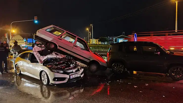 Ödemiş Birgi – Kiraz Yolu kavşağında zincirleme kaza meydana geldi.