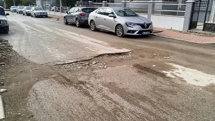 ÖDEMİŞ'TE BOZUK YOL TEPKİ ÇEKTİ: SÜRÜCÜLER ZORLANIYOR