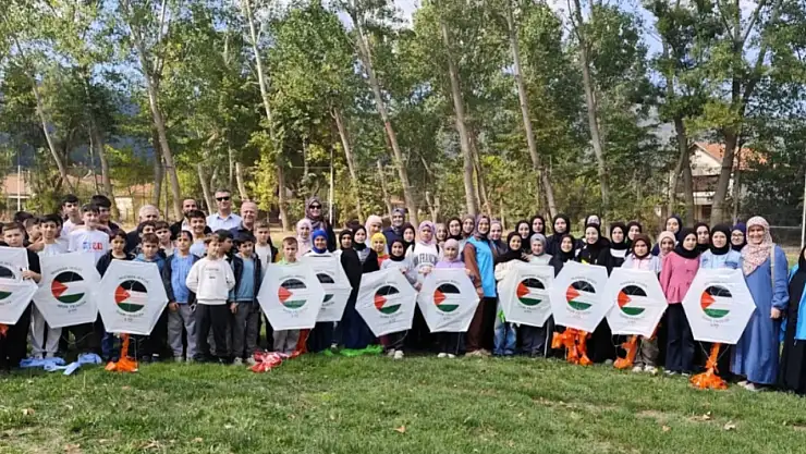 Ödemiş'te Gençlik Etkinliği: Piknik ve Uçurtmalar Gökyüzünde Filistin İçin Süzüldü
