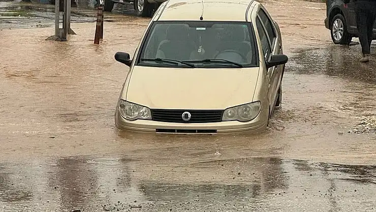 ÖDEMİŞ'TE SAĞANAK YAĞIŞ KANALI ÇÖKERTTİ: OTOMOBİL HEMZEMİNDE ÇUKURA SAPLANDI