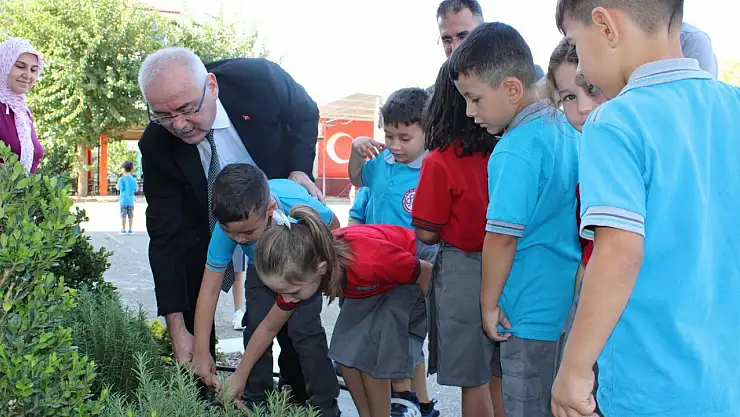 Ödemiş'te Yeni Eğitim Yılı, 80. Yıl Efe İlkokulu'nda Fidan Dikimiyle Başladı