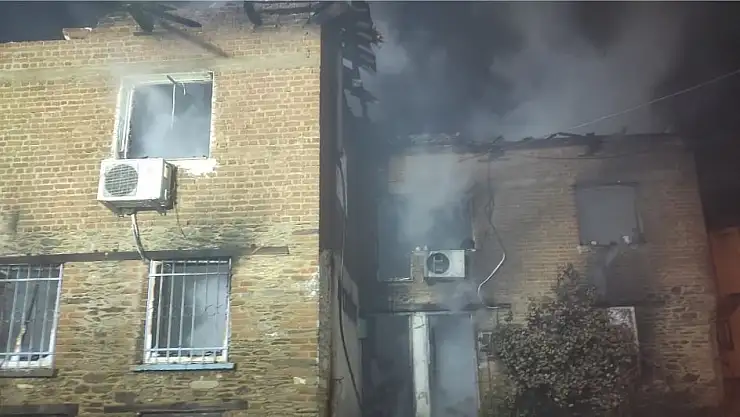 ÖDEMİŞ’TEKİ YANGINDA PENCEREDEN ATLAYAN ADAM HAYATINI KAYBETTİ